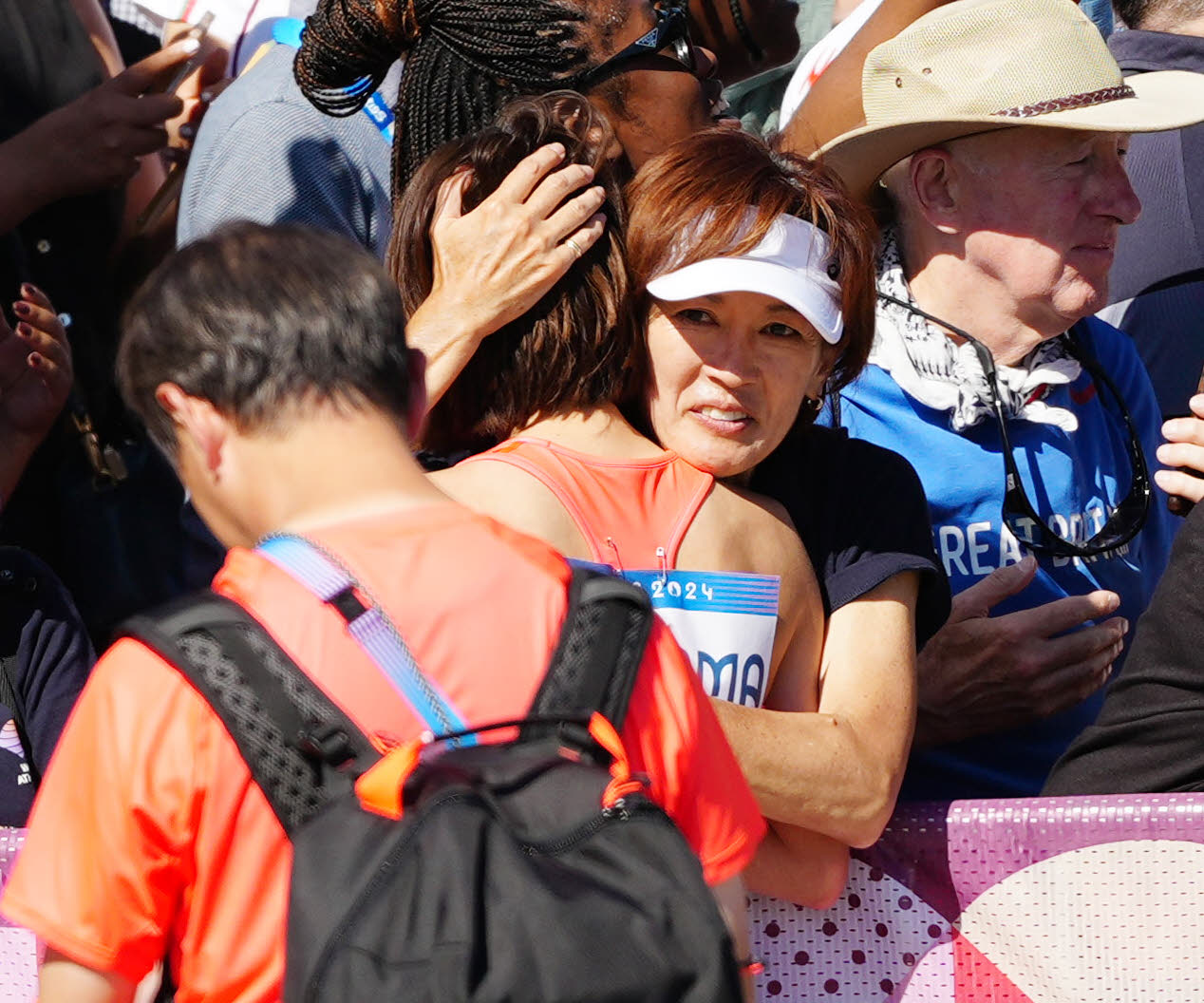 女子マラソンのレース後、引き揚げる一山（中央）を抱きしめる有森さん（撮影・江口和貴）