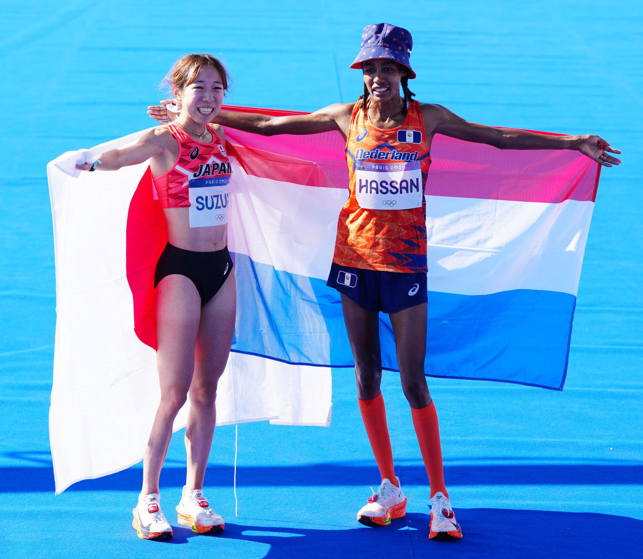 女子マラソンで6位入賞しオランダのハッサン（右）と写真に納まる鈴木（撮影・江口和貴）