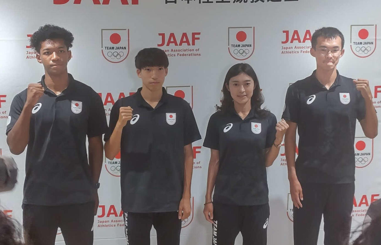 11日に帰国した陸上の（左から）村竹ラシッド、三浦龍司、岡田久美子、川野将虎