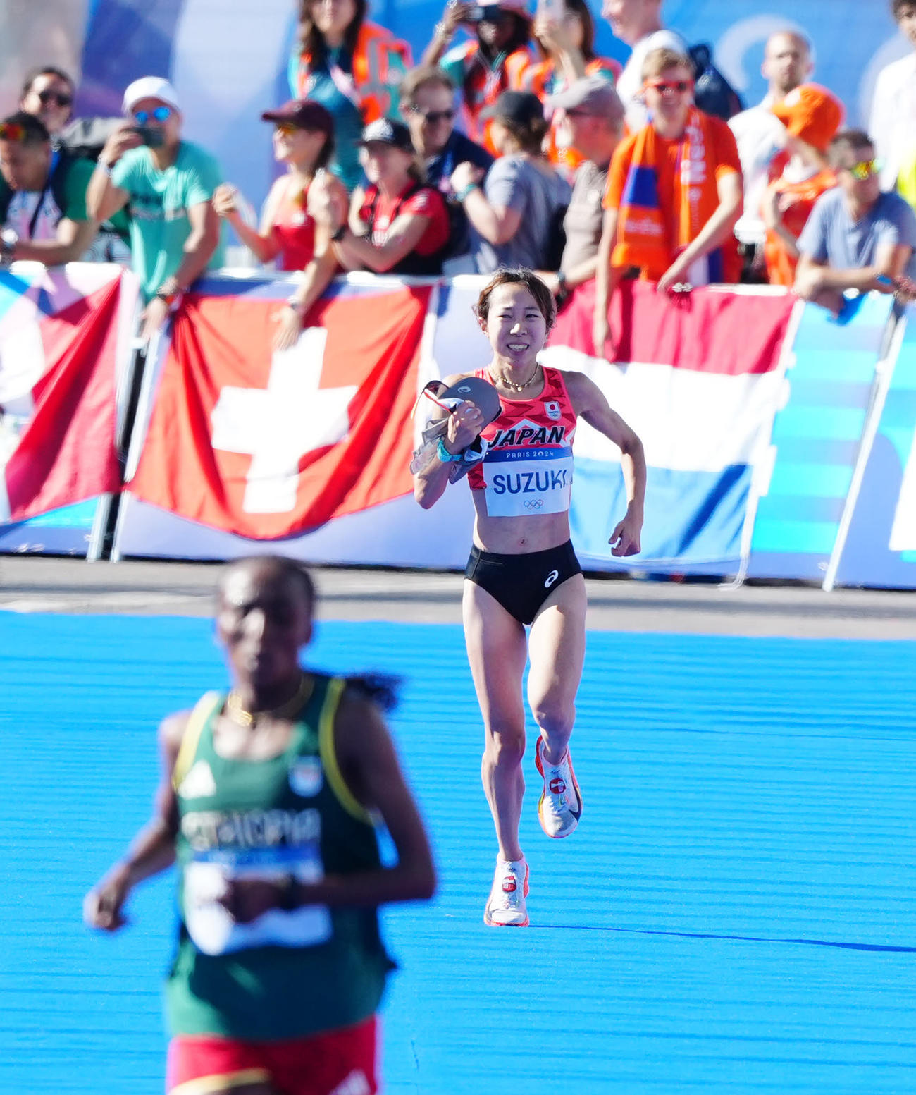 女子マラソンでゴールに向かう鈴木（撮影・江口和貴）