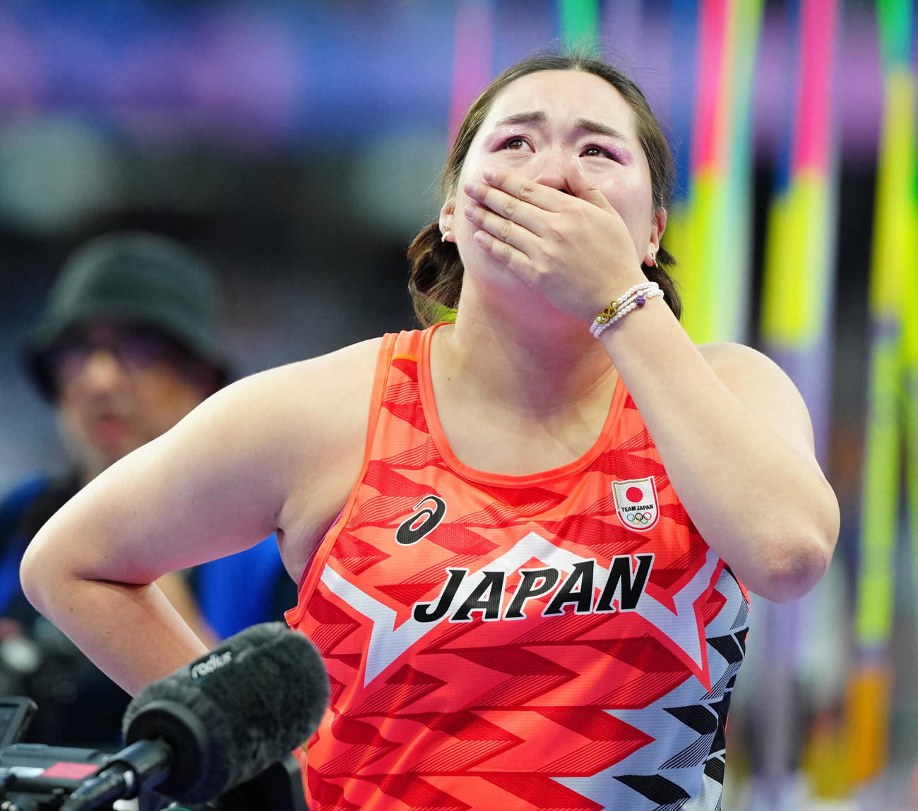 女子やり投げで優勝し涙を流す北口（2024年8月10日撮影）