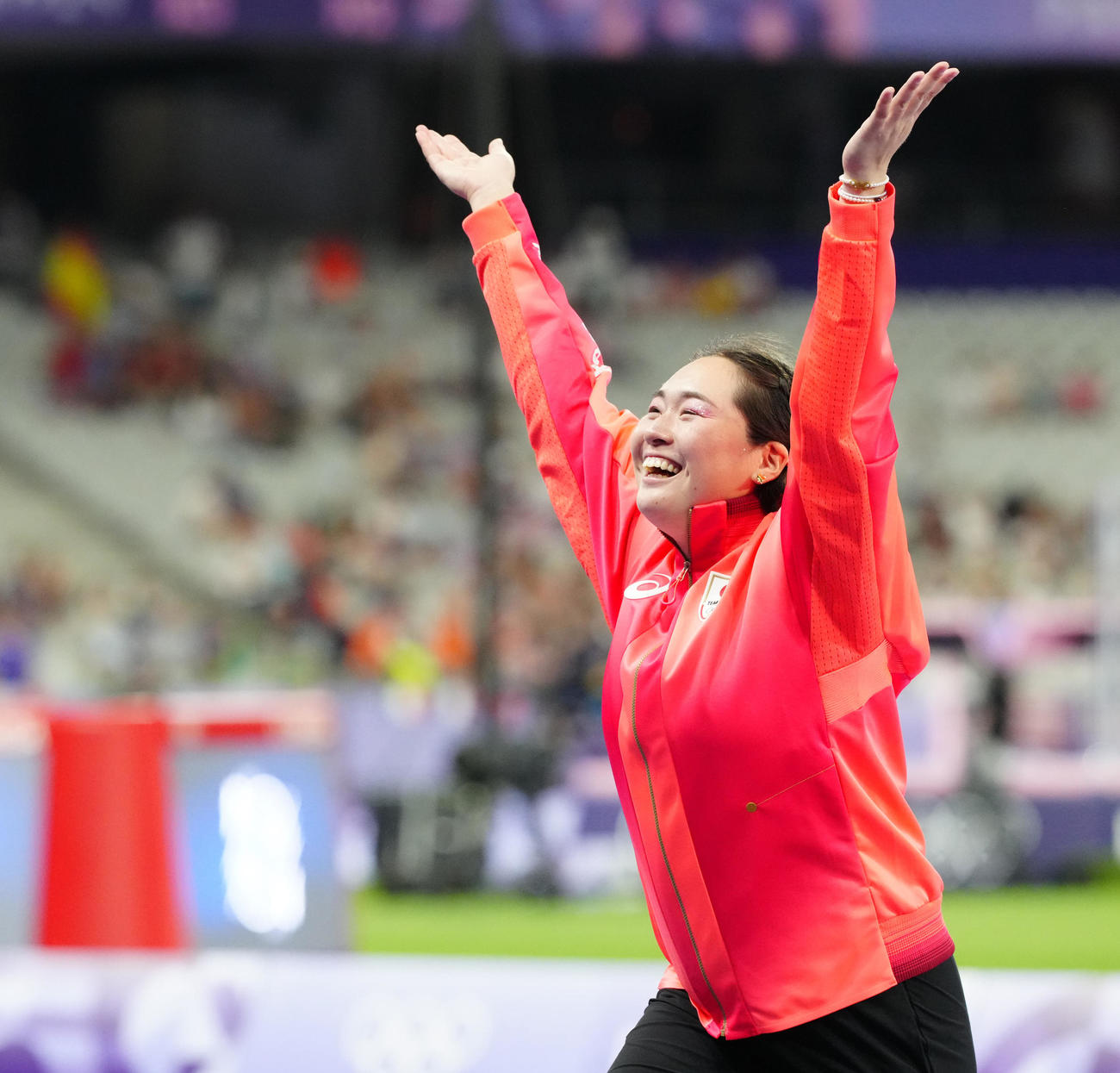 女子やり投げの表彰式で台に上がる金メダルの北口（2024年8月10日撮影）