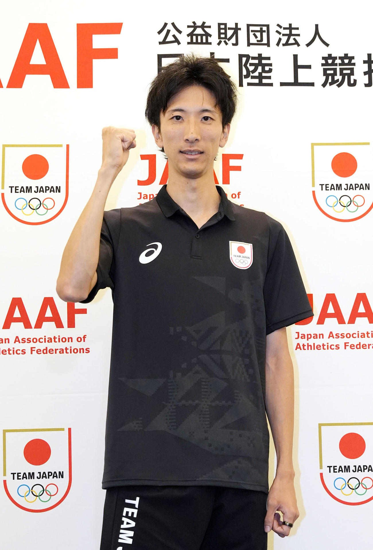 パリ五輪から帰国し、記者会見でポーズをとる陸上男子走り高跳びで5位の赤松（共同）
