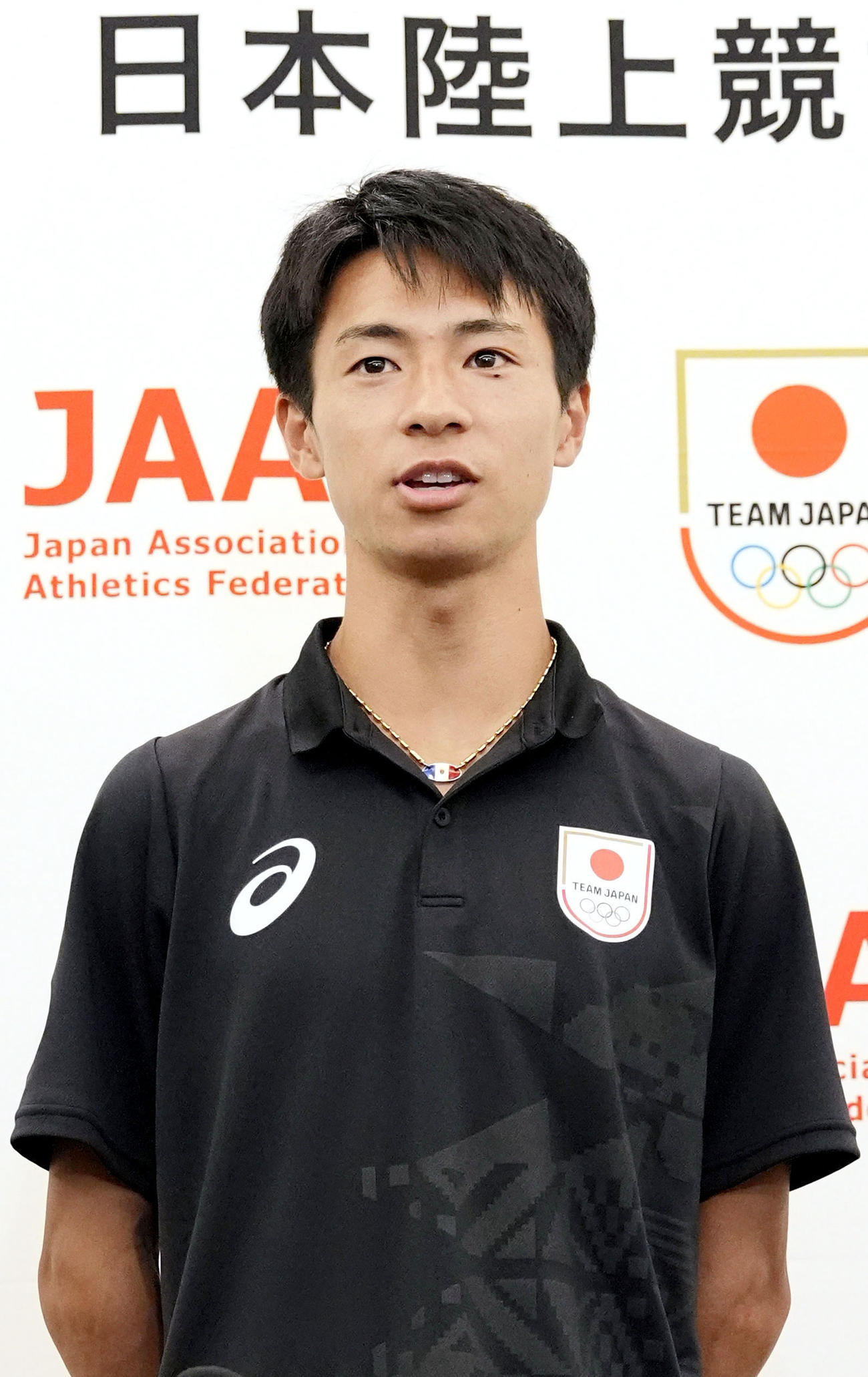 パリ五輪から帰国し、記者会見で質問に答える陸上男子マラソンの赤崎（共同）