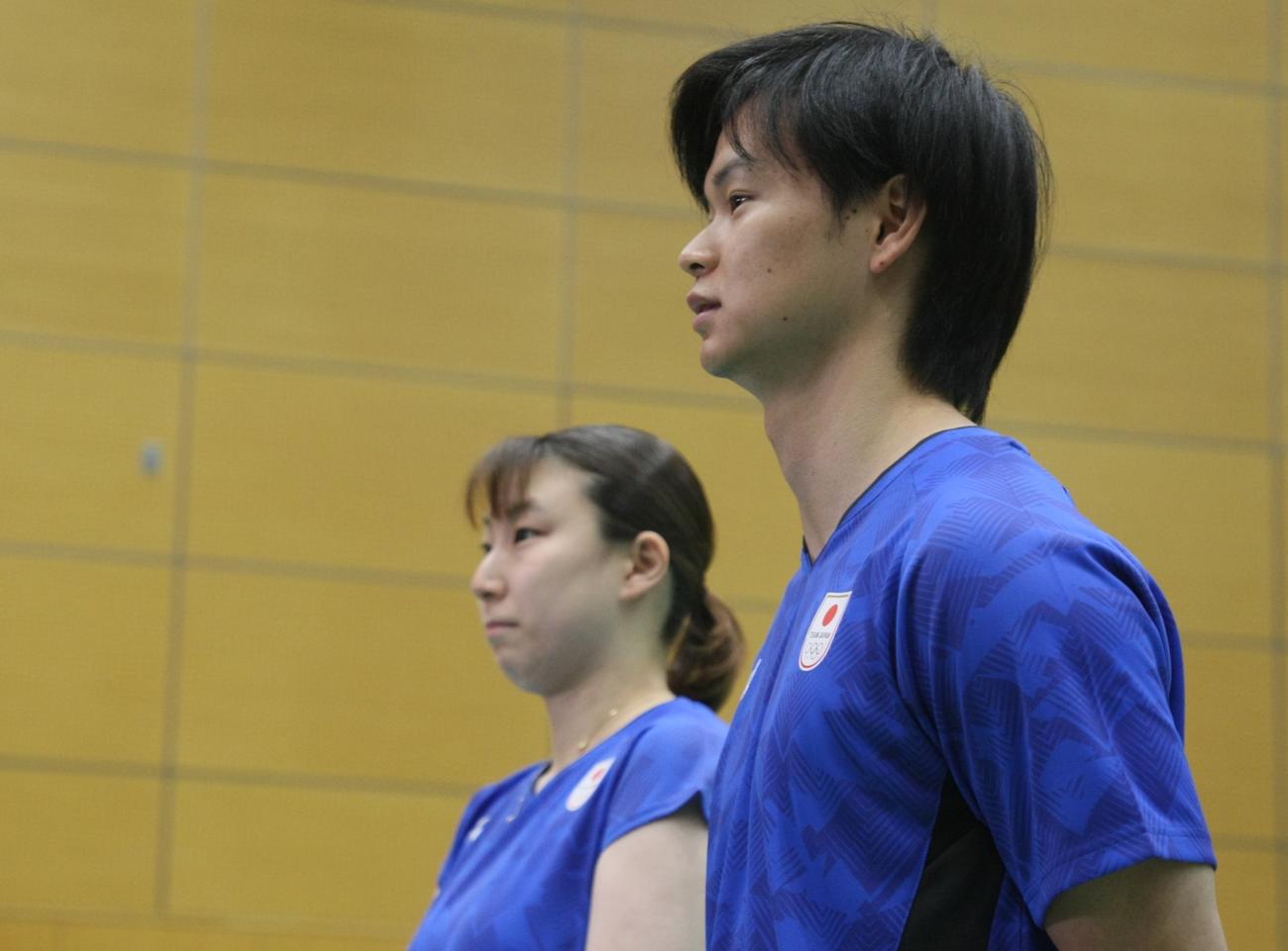 パリ五輪へ向けた強化合宿で報道陣の取材に応じる混合ダブルスの東野（左）と渡辺（撮影・藤塚大輔）