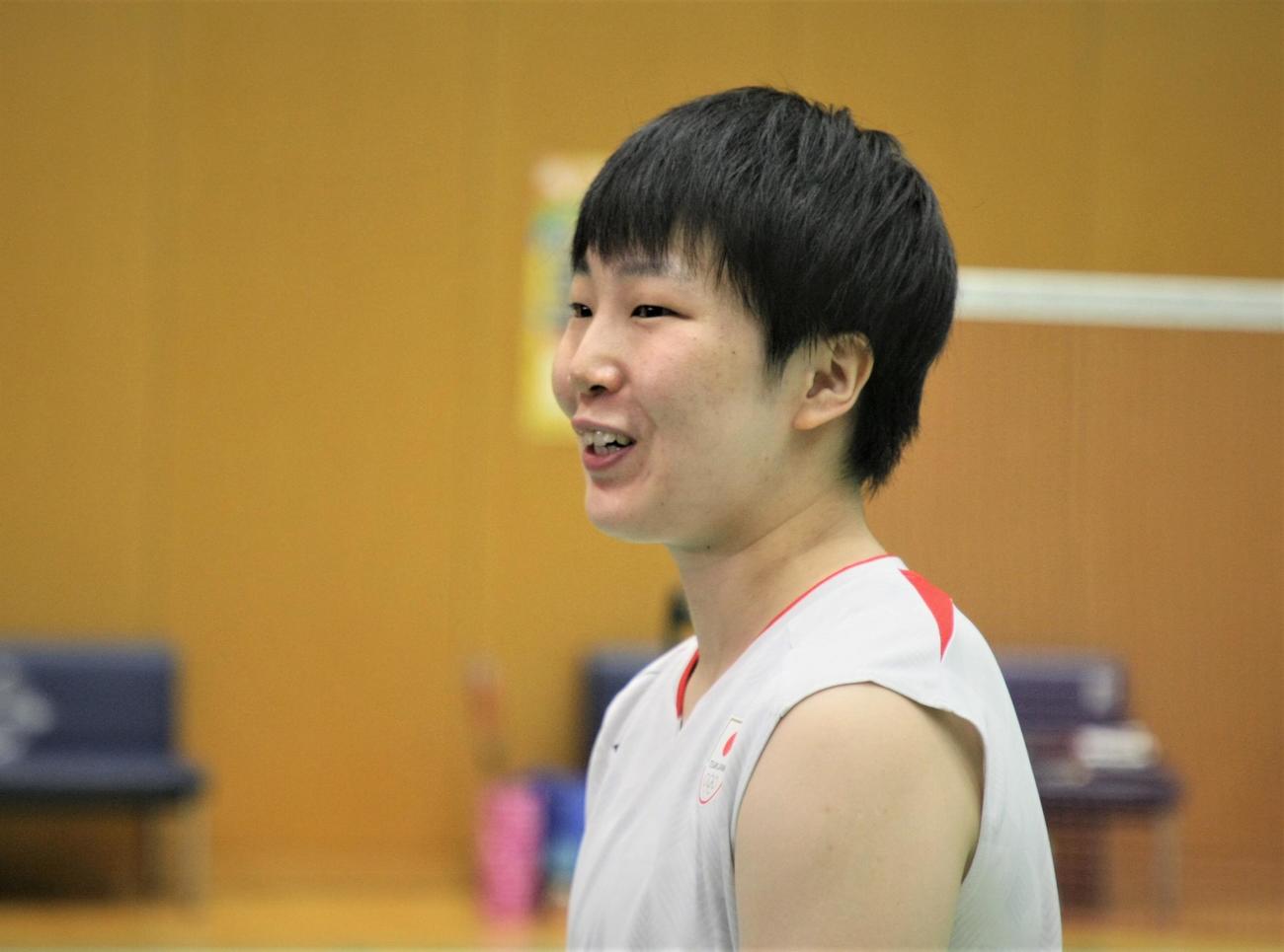 パリ五輪へ向けた強化合宿で笑顔を見せる女子シングルスの山口（撮影・藤塚大輔）