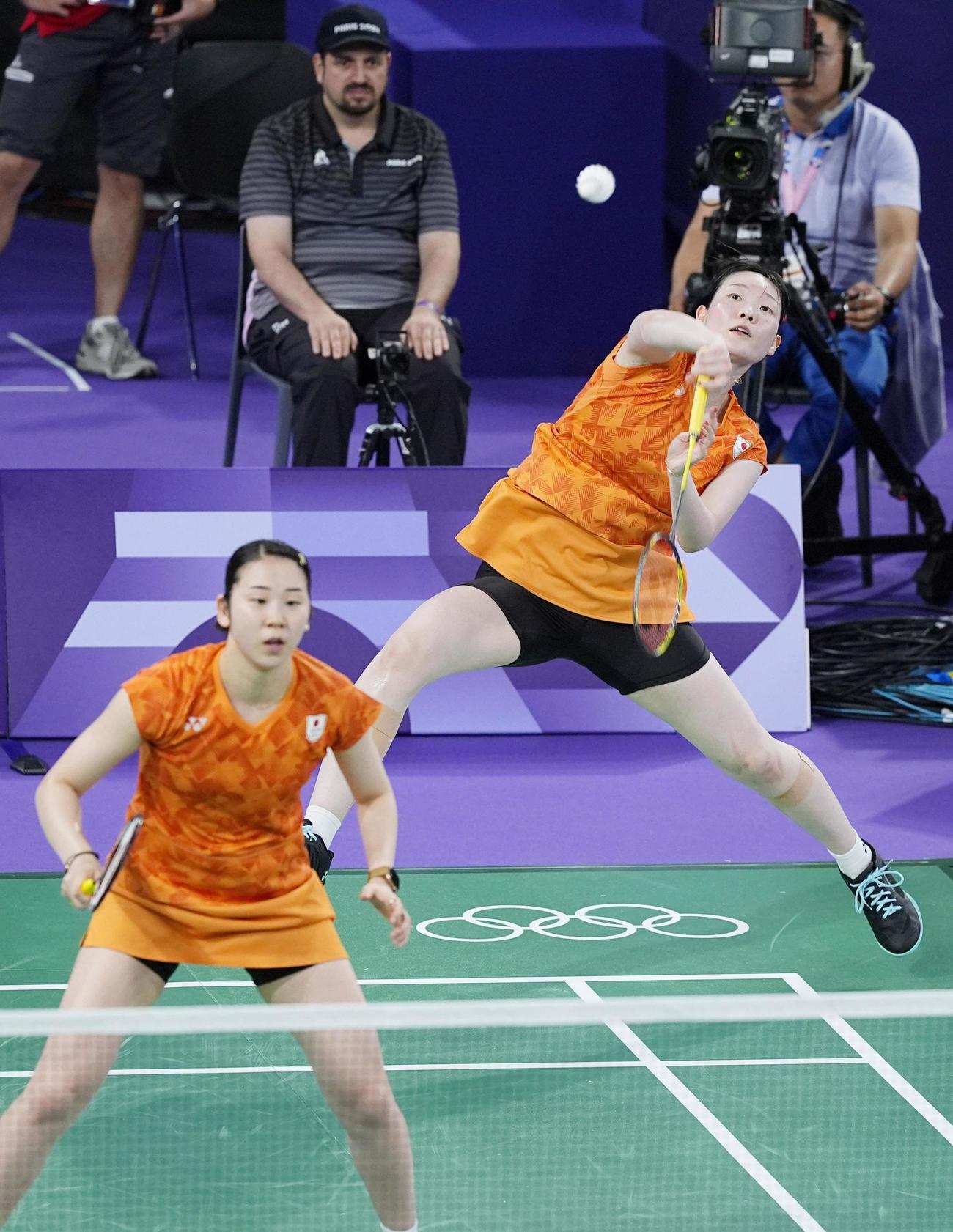女子ダブルス1次リーグ　マレーシアペアと対戦する永原和可那（左手前）、松本麻佑組＝パリ（共同）