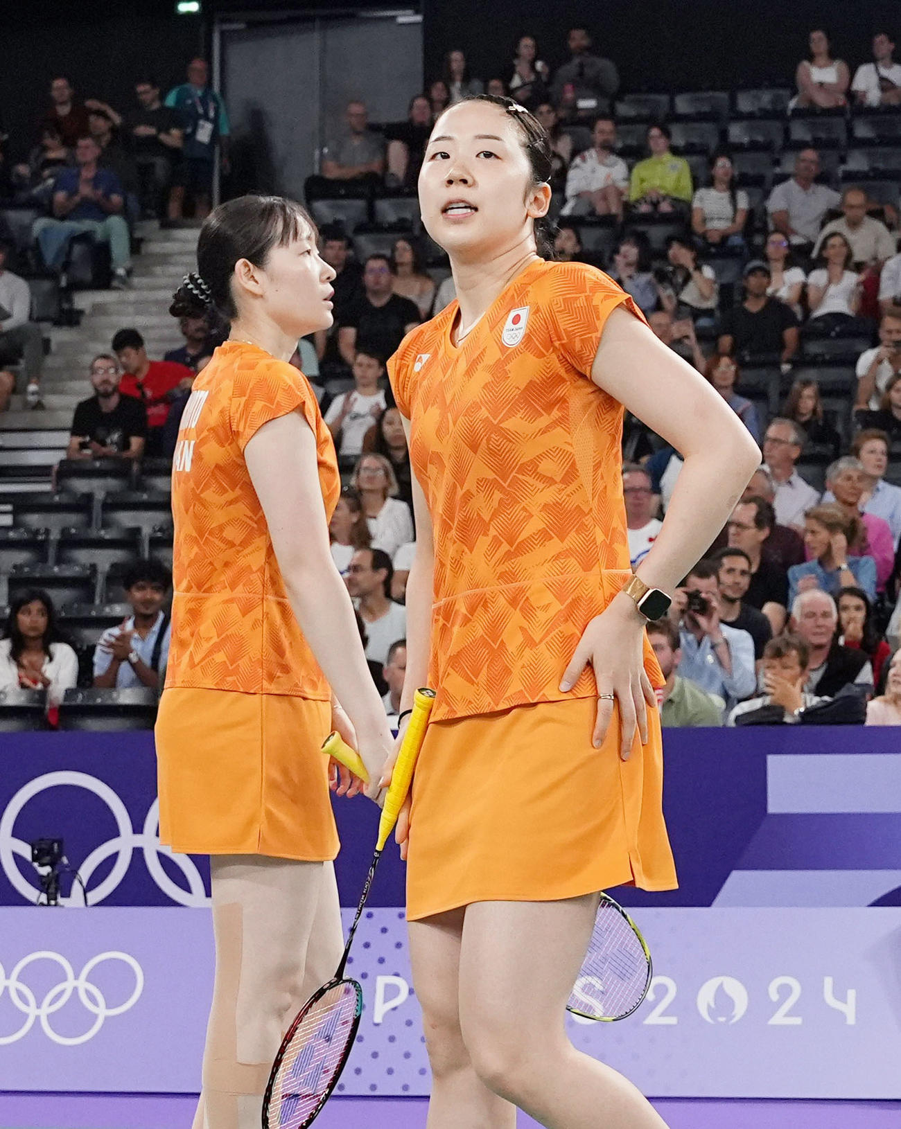 女子ダブルス1次リーグ　マレーシアペアにポイントを奪われた永原和可那（右）、松本麻佑組＝パリ（共同）