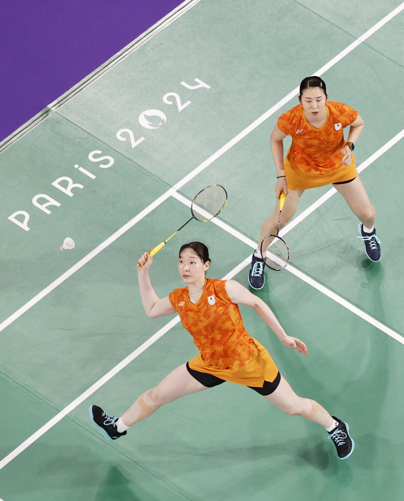 女子ダブルス1次リーグ　マレーシアペアと対戦する永原和可那（上）、松本麻佑組＝パリ（共同）