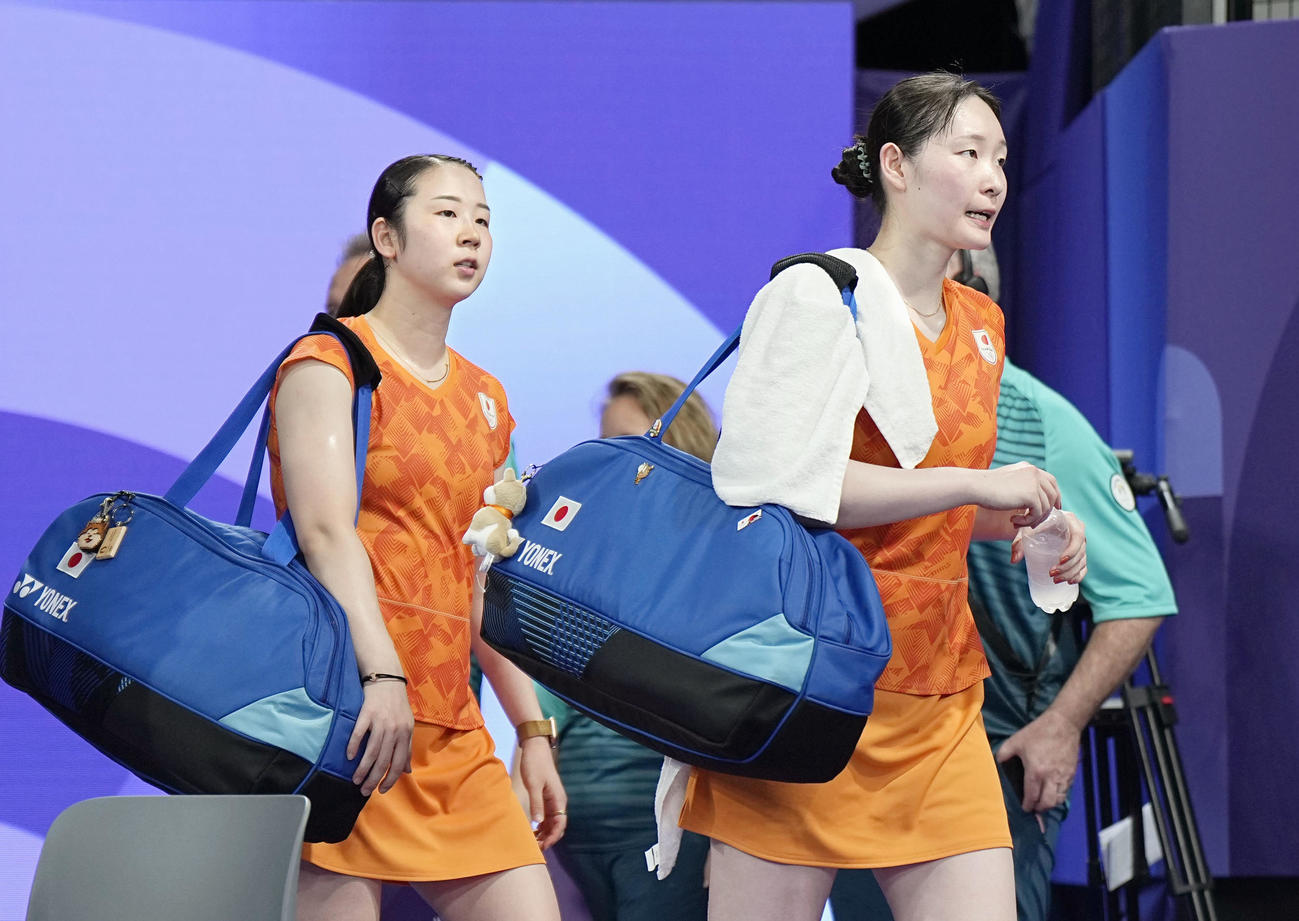女子ダブルス1次リーグ　マレーシアペアに敗れ、引き揚げる永原和可那（左）、松本麻佑組＝パリ（共同）
