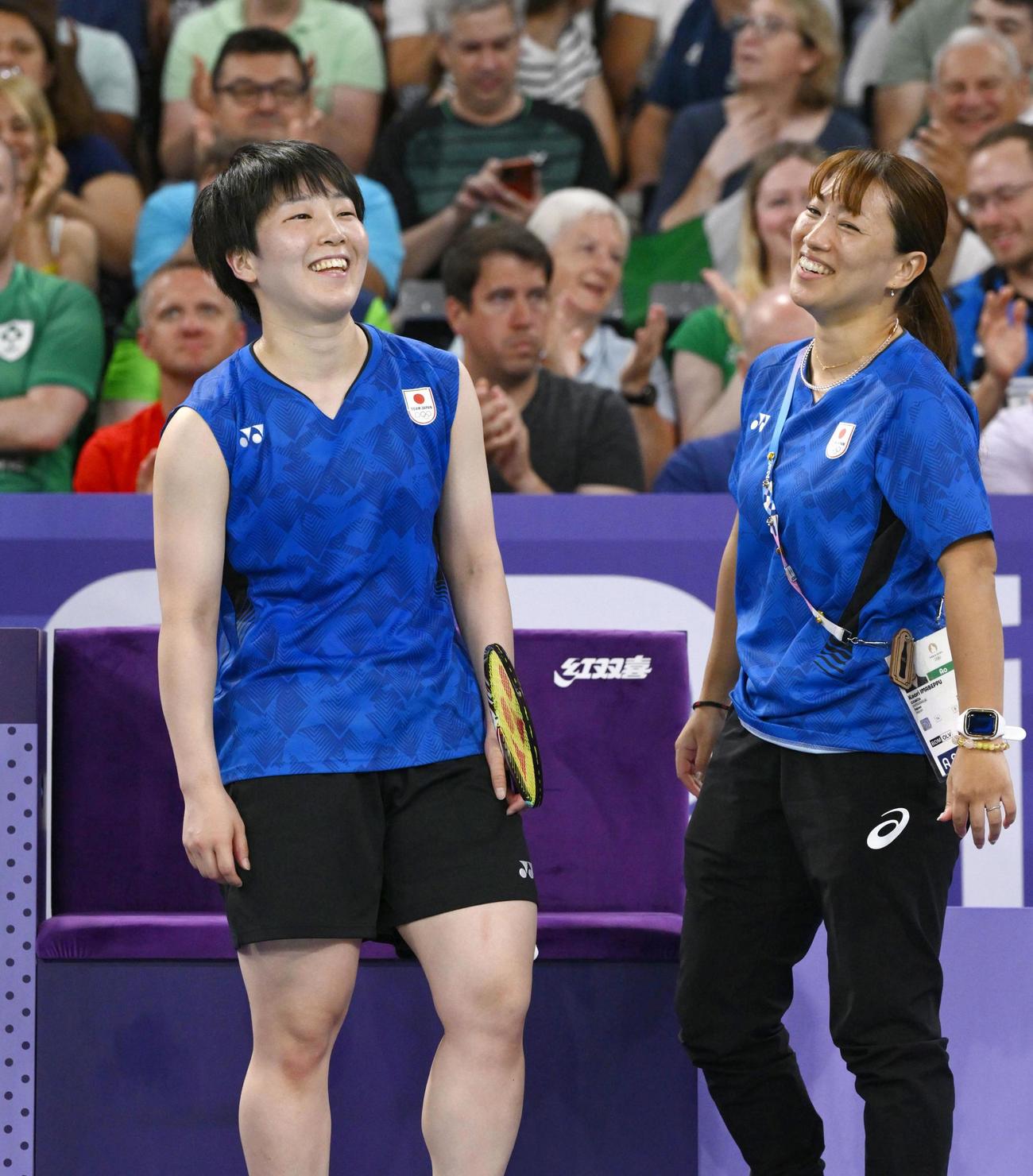 女子シングルス1次リーグでカナダ選手に勝利し、笑顔を見せる山口茜（左）＝パリ（共同）