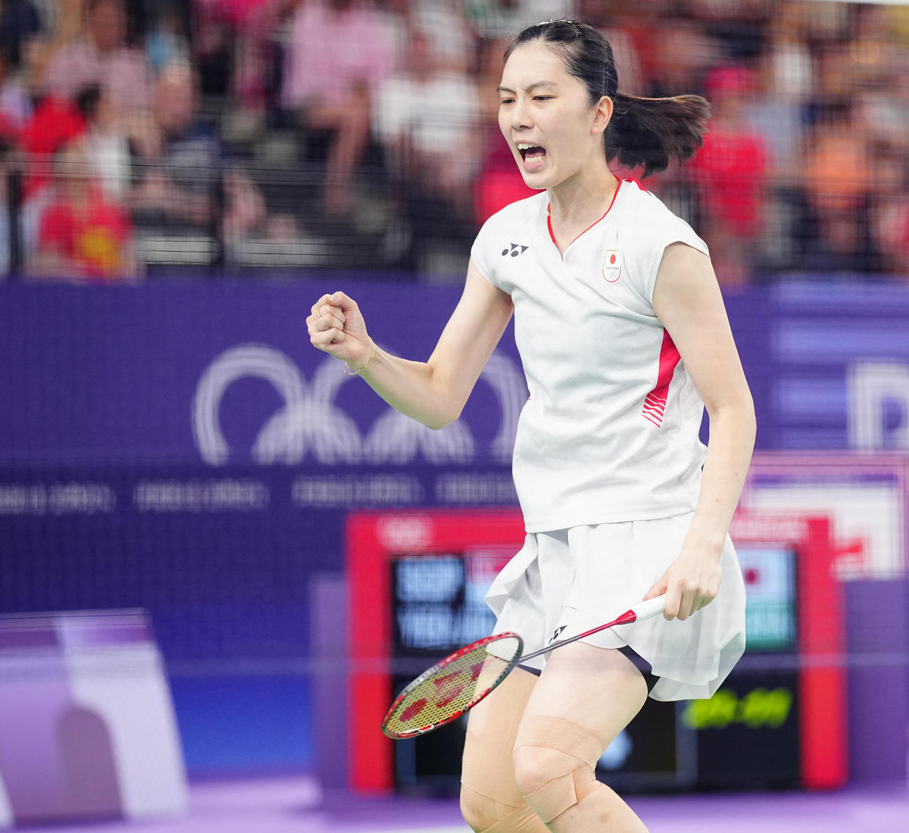 バドミントン女子シングルス決勝トーナメント1回戦、第2セット、ショットを決め雄たけびをあげる大堀（撮影・垰建太）