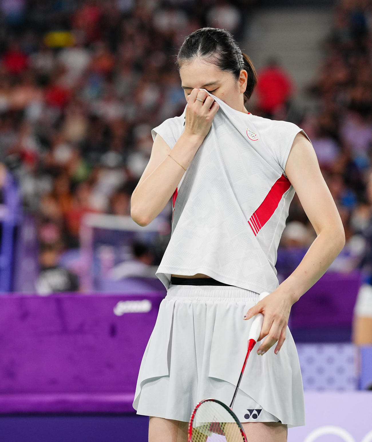 バドミントン女子シングルス決勝トーナメント1回戦、ミスショットにさえない表情の大堀（撮影・垰建太）