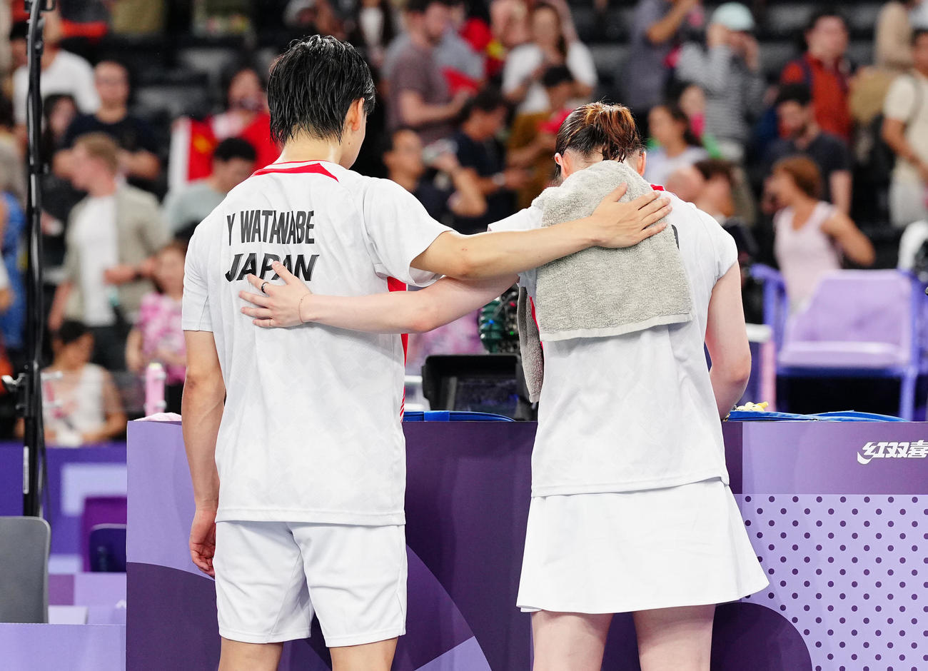 バドミントン複合ダブルス準決勝、試合に敗れ互いに背中に手を置き健闘をたたえ合う渡辺（左）、東野組（撮影・垰建太）