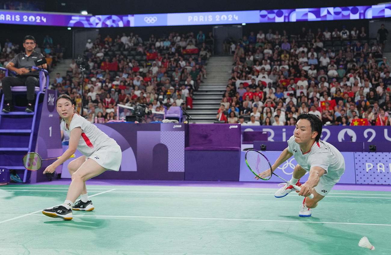 バドミントン複合ダブルス準決勝、相手のスマッシュにとびつき食らいつくも届かずポイントを許す渡辺（右）、東野組（撮影・垰建太）