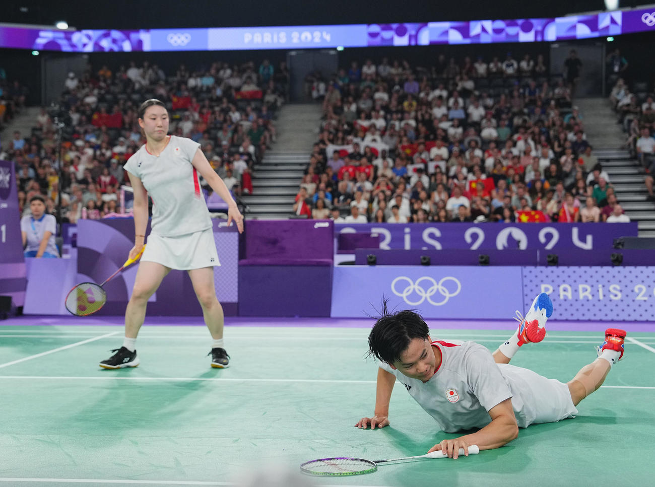 バドミントン複合ダブルス準決勝、相手のスマッシュにとびつき食らいつくも届かずポイントを許す渡辺（右）、東野組（撮影・垰建太）