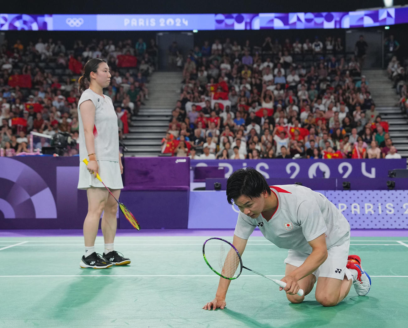 バドミントン複合ダブルス準決勝、相手のスマッシュにとびつき食らいつくも届かずポイントを許す渡辺（右）、東野組（撮影・垰建太）