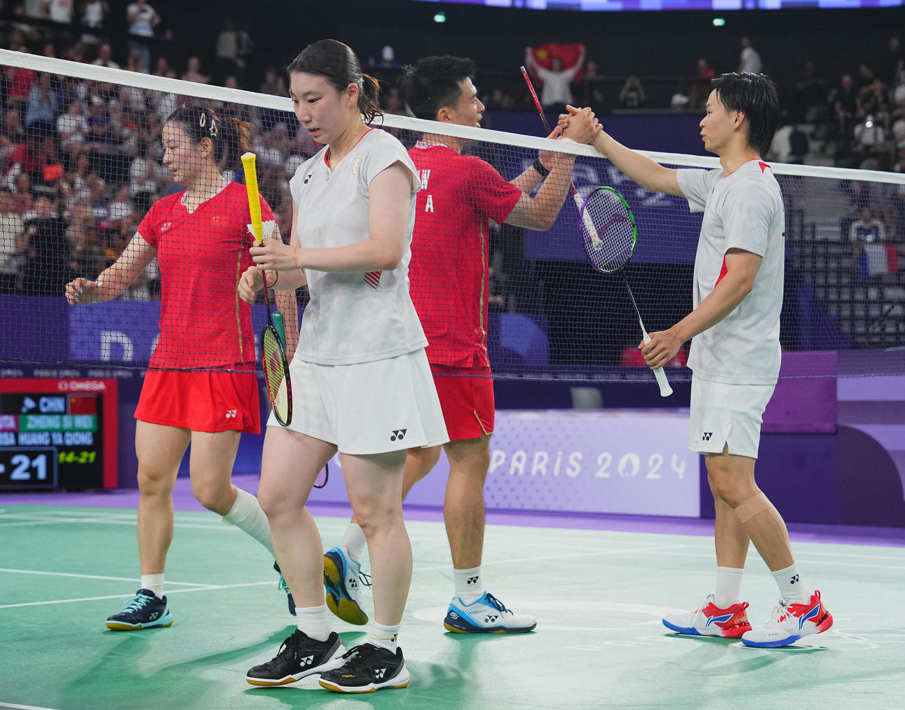 バドミントン複合ダブルス準決勝、中国のペアに敗れた東野（左）、渡辺組（撮影・垰建太）