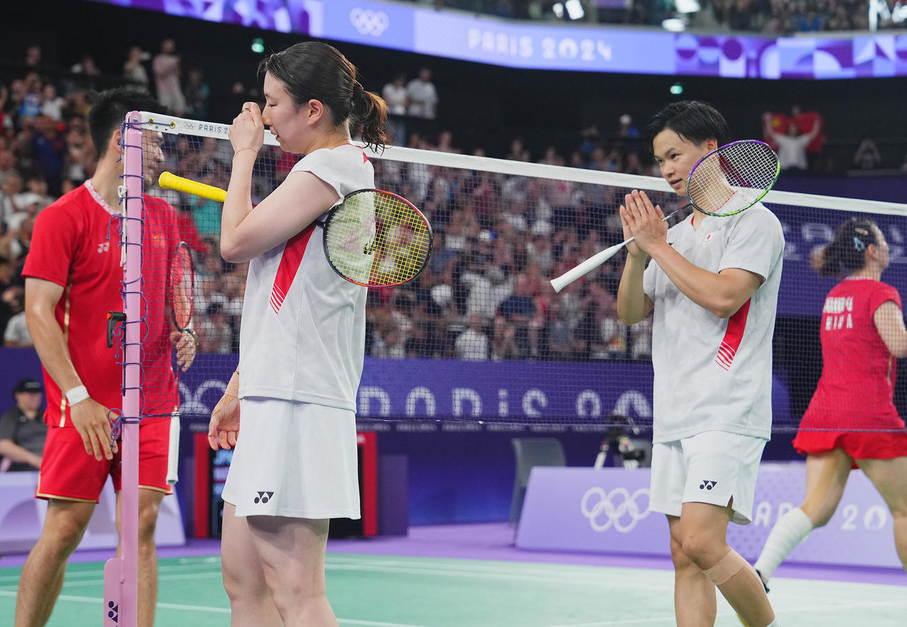 バドミントン複合ダブルス準決勝、中国のペアに敗れた東野（左）、渡辺組（撮影・垰建太）
