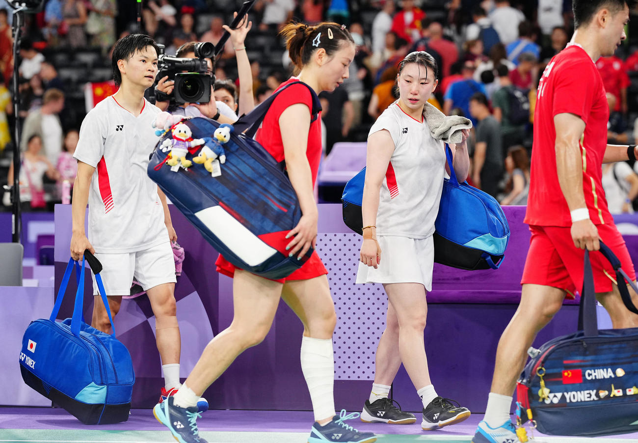 バドミントン複合ダブルス準決勝、試合に敗れ悔しげな表情を浮かべながら引き揚げる渡辺（左）、東野（同3人目）組（撮影・垰建太）