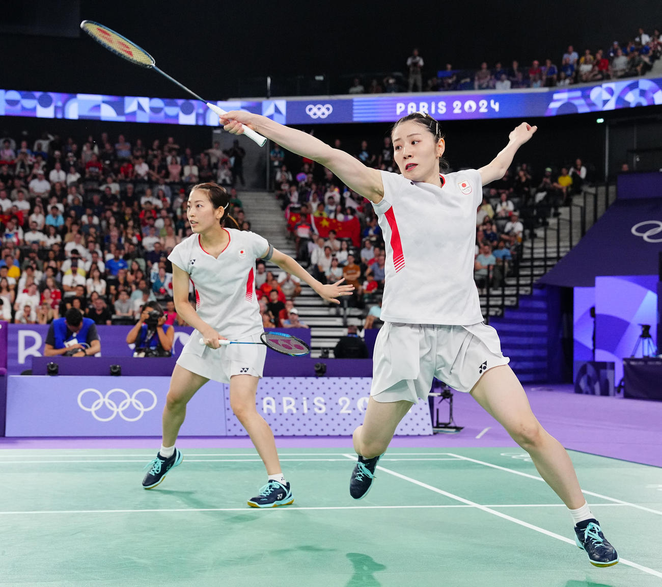 バドミントン女子ダブルス準決勝、シャトルに食らいつく志田（右）、松山組（撮影・垰建太）