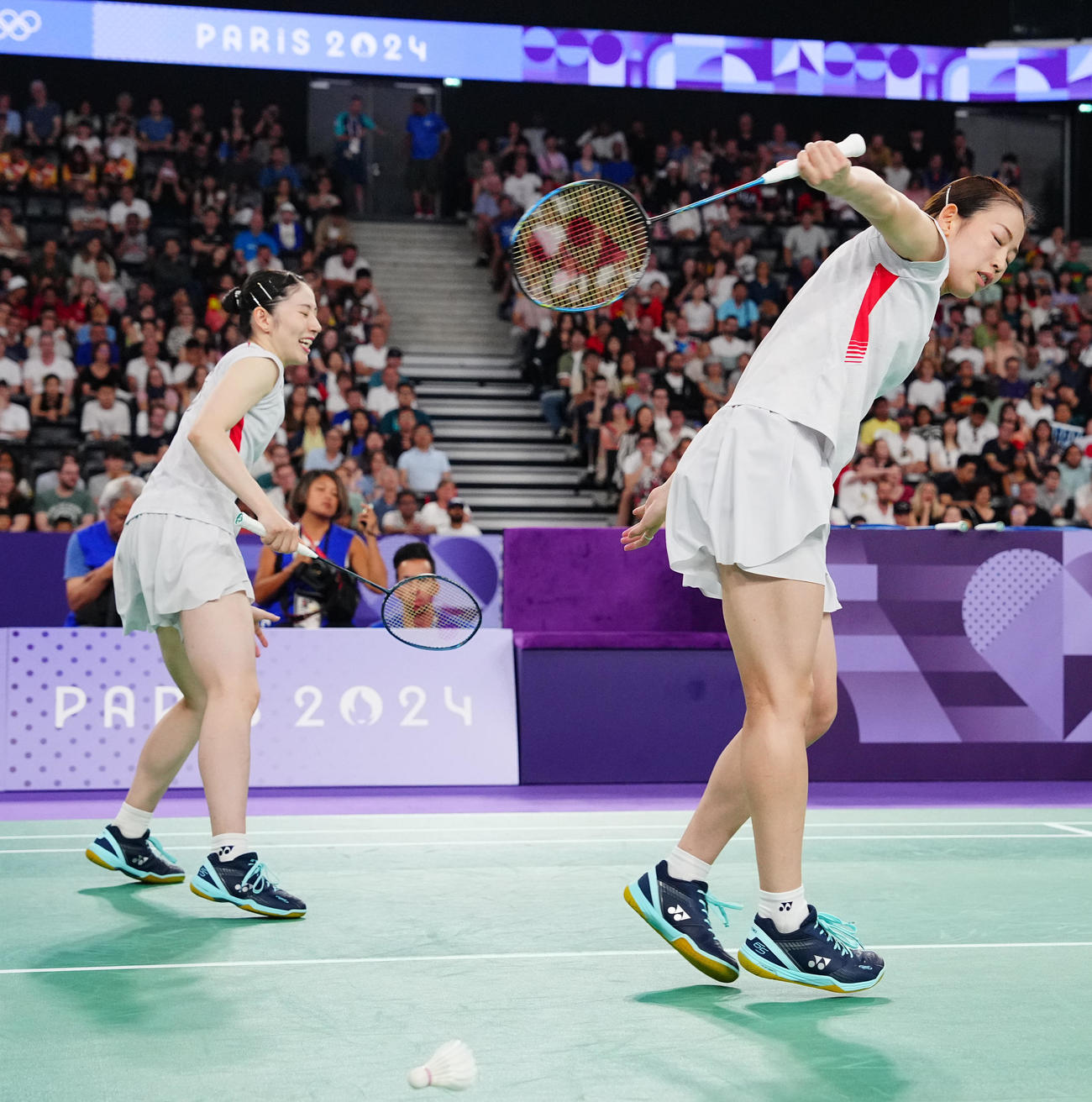 バドミントン女子ダブルス準決勝、スマッシュに反応できず悔しげな志田（左）、松山組（撮影・垰建太）