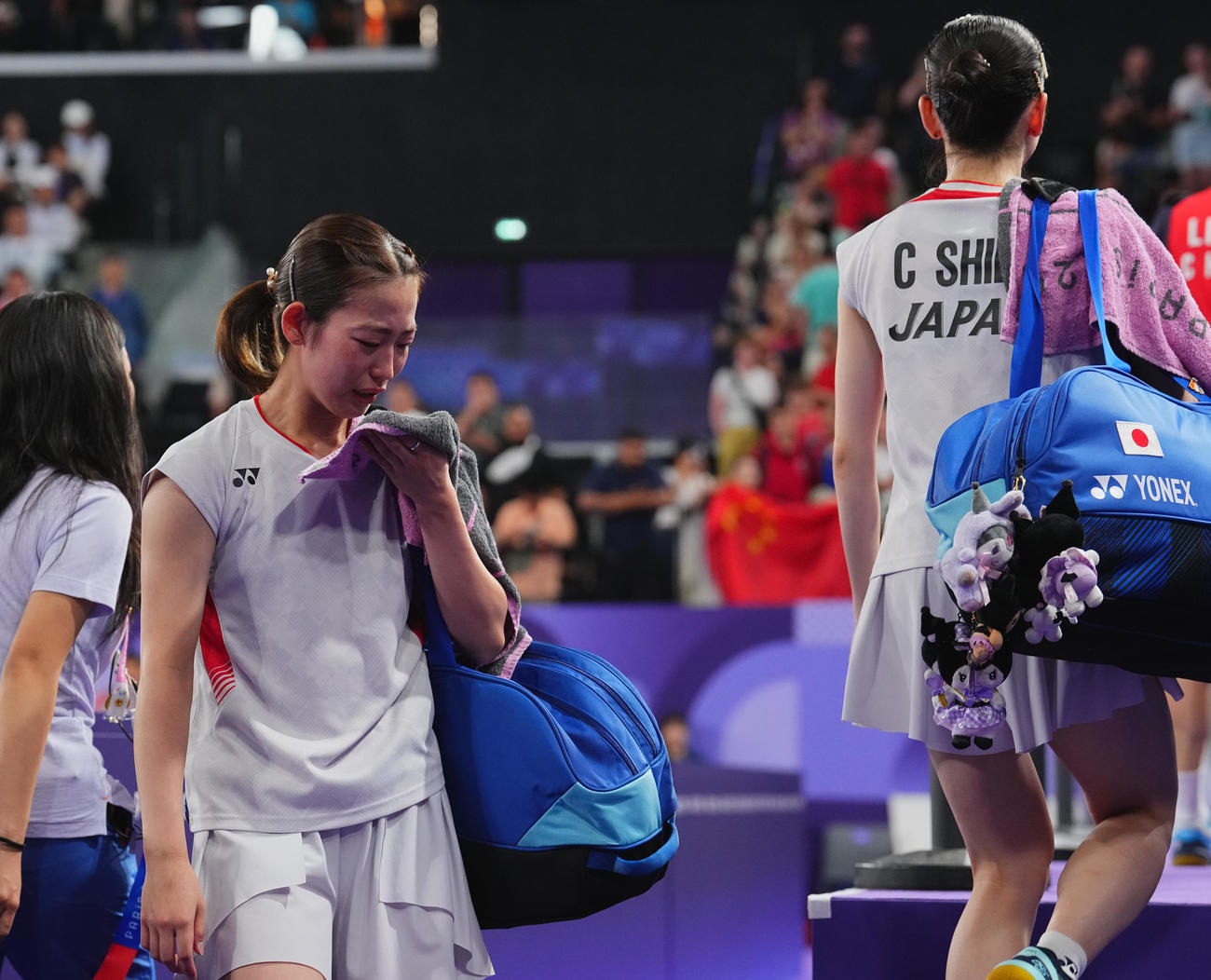 バドミントン女子ダブルス準決勝、ストレート負けを喫し涙を流す松山（左）、志田組（撮影・垰建太）