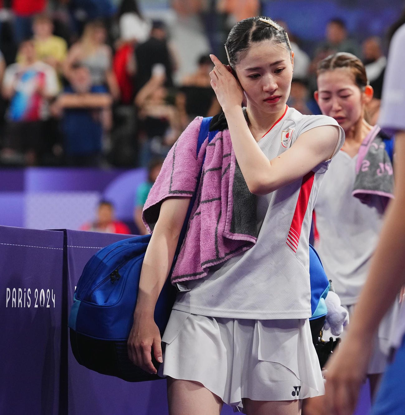 バドミントン女子ダブルス準決勝、ストレート負けを喫しうつむきながら引き揚げる志田（手前）、松山組（撮影・垰建太）