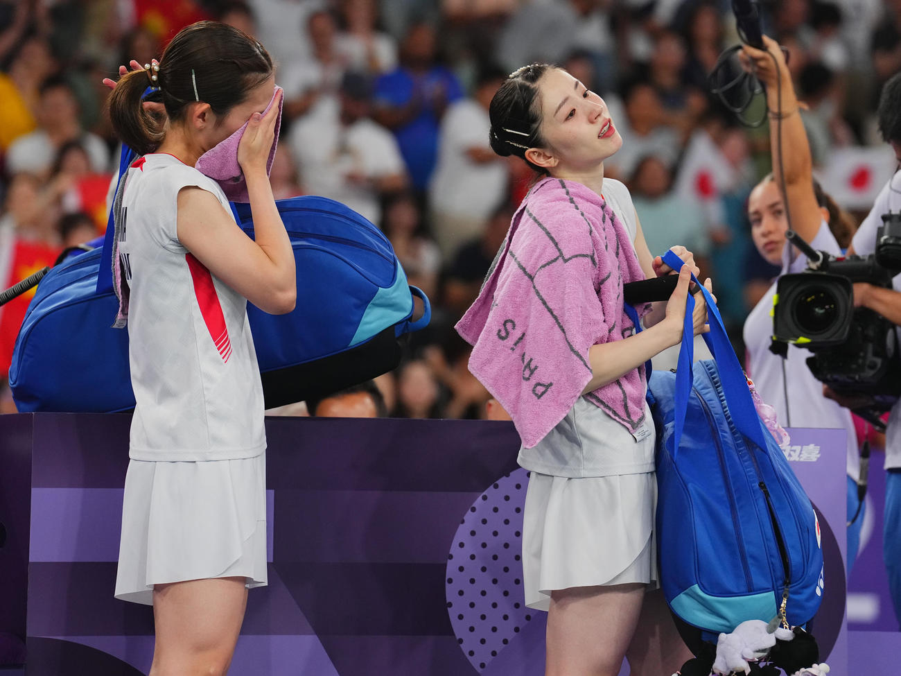 バドミントン女子ダブルス準決勝、ストレート負けを喫し涙を流す志田（右）、松山組（撮影・垰建太）