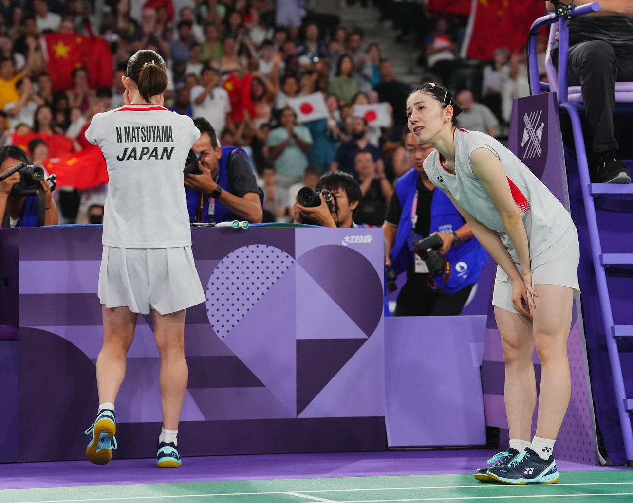 バドミントン女子ダブルス準決勝、ストレート負けを喫し涙を流す志田（右）、松山組（撮影・垰建太）