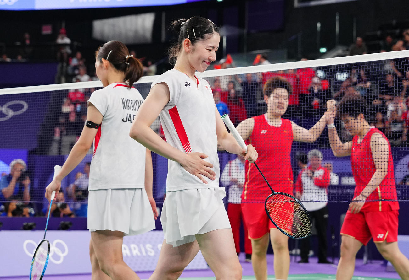 バドミントン女子ダブルス準決勝、ストレート負けを喫し涙をこらえる志田（右）、松山組（撮影・垰建太）
