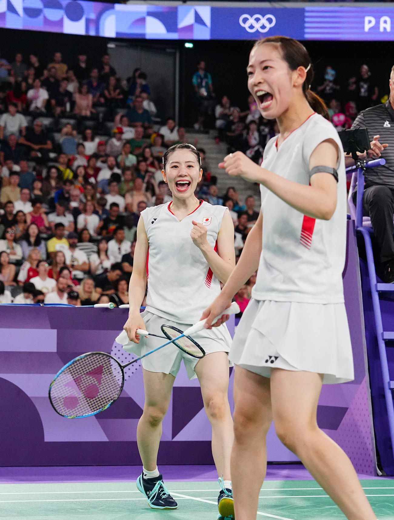 バドミントン女子ダブルス準決勝、ポイントを奪い雄たけびをあげる志田（左）、松山組（撮影・垰建太）