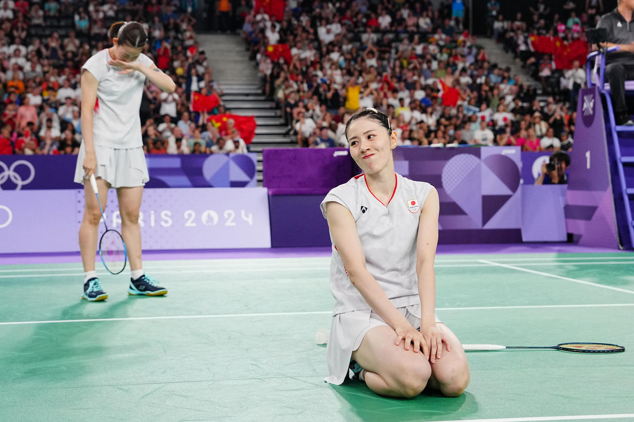 バドミントン女子ダブルス準決勝、スマッシュを返せずストレート負けを喫する志田（右）、松山組（撮影・垰建太）