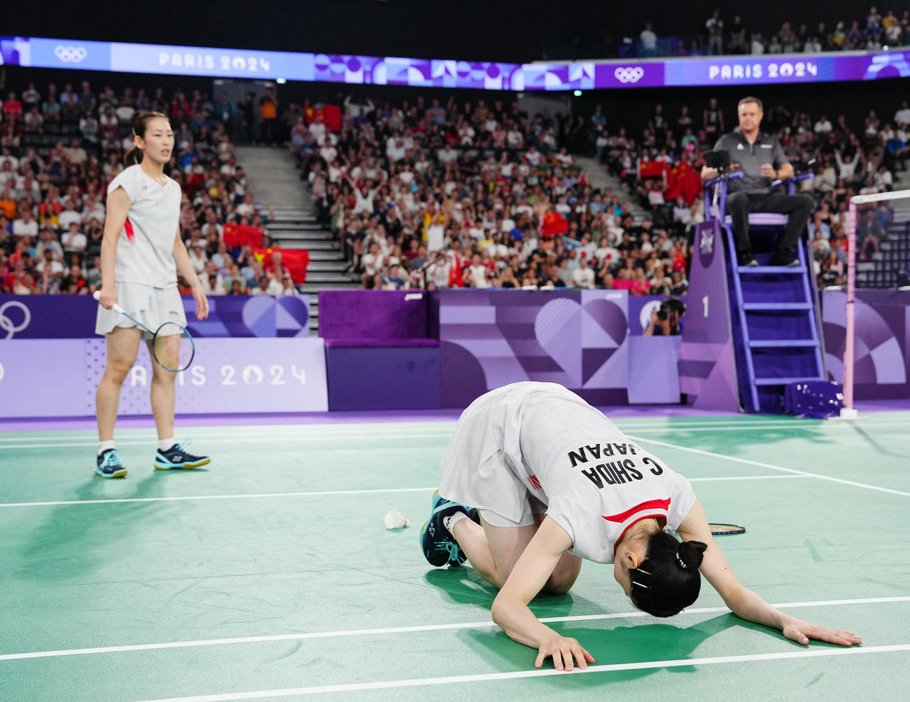 バドミントン女子ダブルス準決勝、スマッシュを返せずストレート負けを喫する志田（右）、松山組（撮影・垰建太）