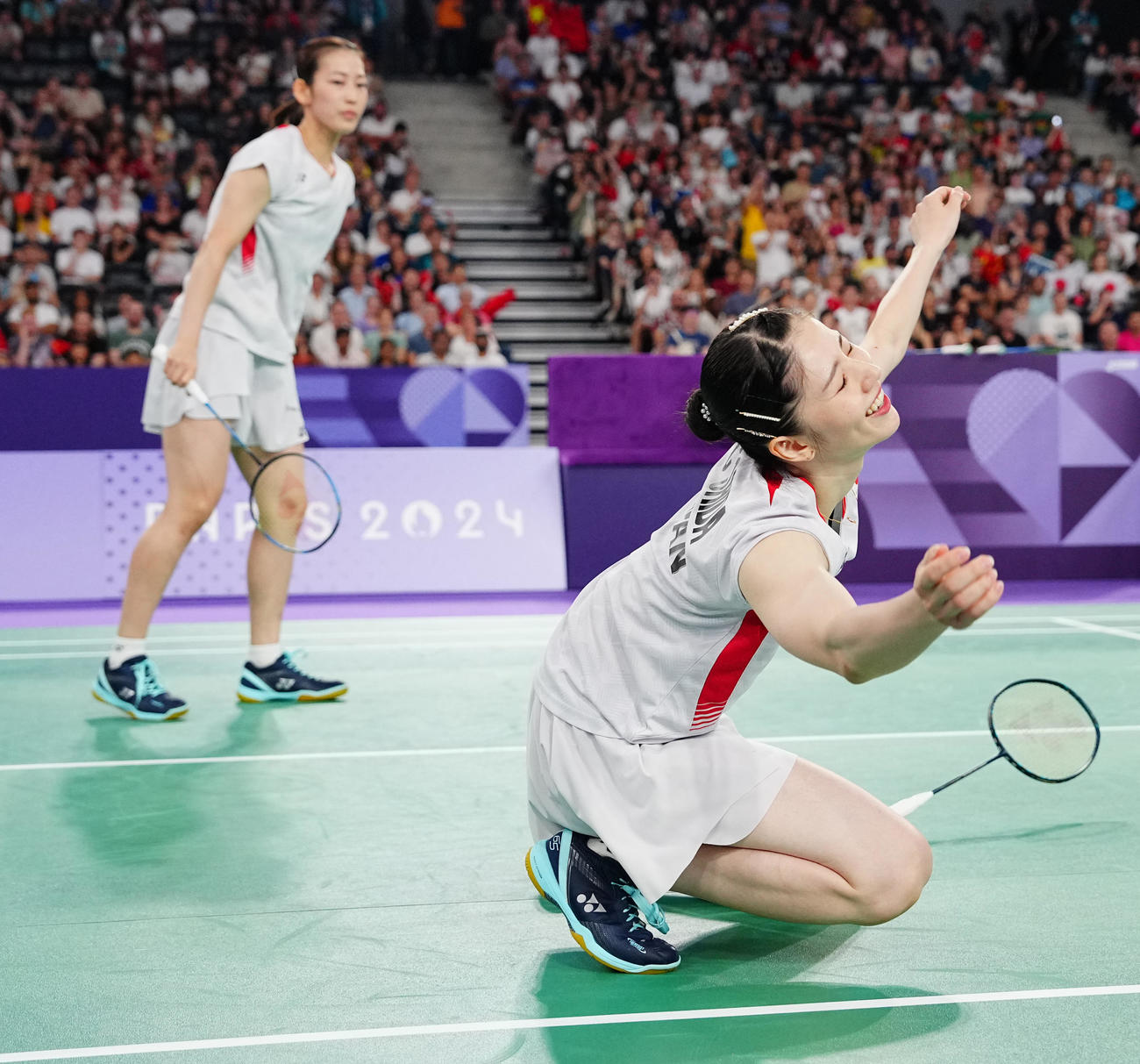 バドミントン女子ダブルス準決勝、スマッシュを返せずストレート負けを喫する志田（右）、松山組（撮影・垰建太）