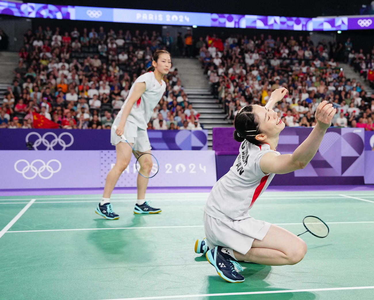 バドミントン女子ダブルス準決勝、スマッシュを返せずストレート負けを喫する志田（右）、松山組（撮影・垰建太）
