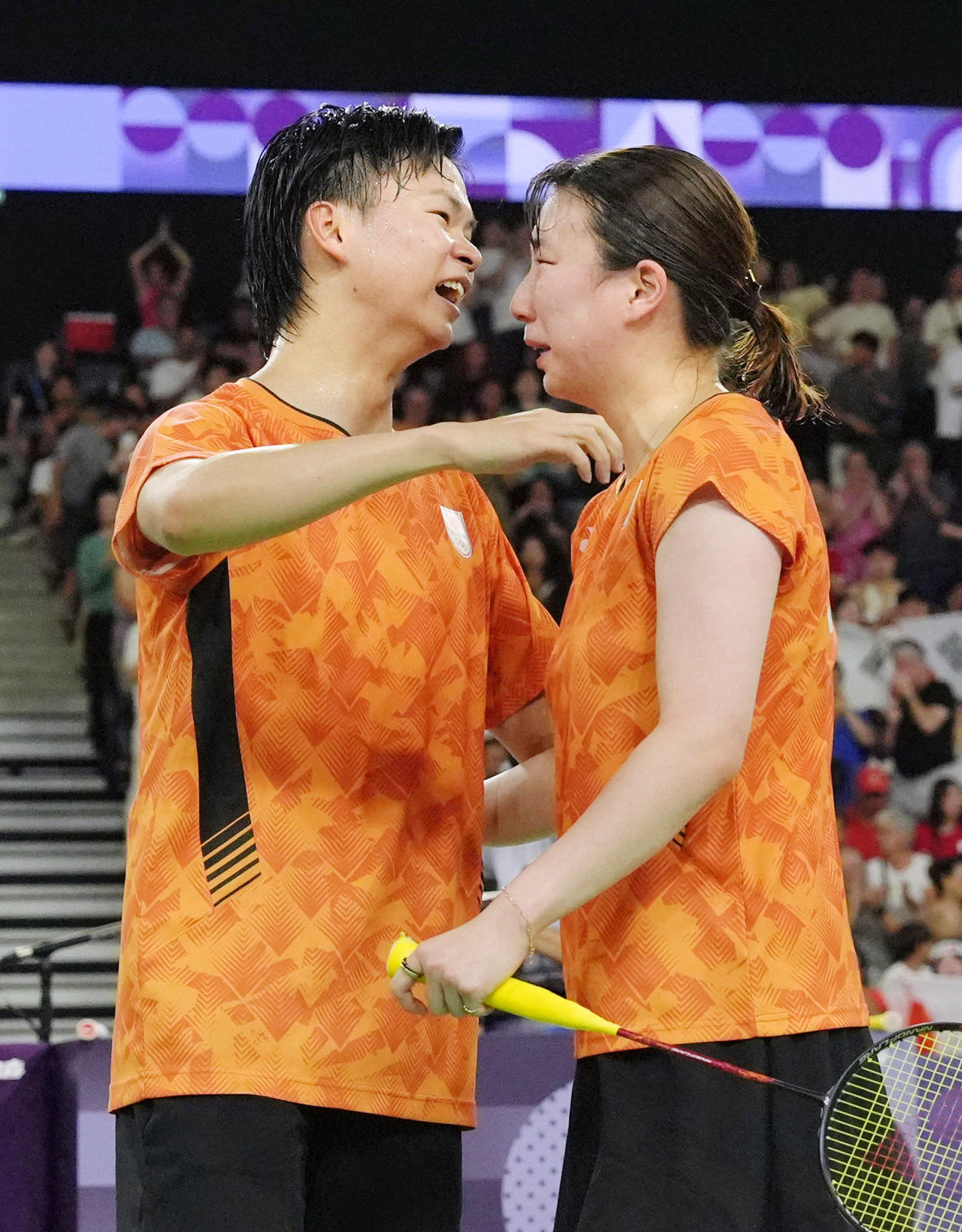 バドミントン混合ダブルスで銅メダルを獲得し、抱き合って喜ぶ渡辺勇大（左）、東野有紗組＝パリ（共同）