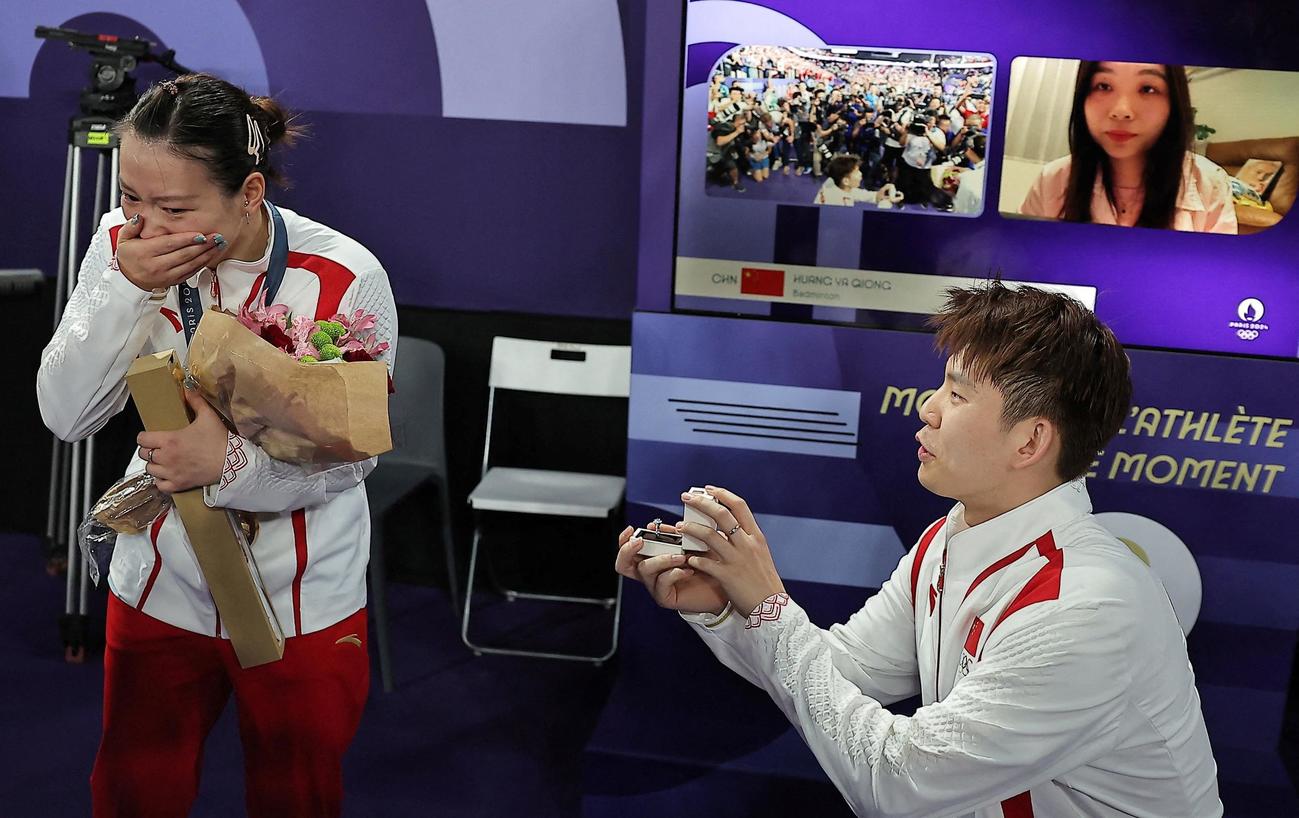 バドミントン混合ダブルスの表彰式後に優勝した中国の黄雅瓊（左）はペアを組む劉雨辰から公開プロポーズを受けた（ロイター）