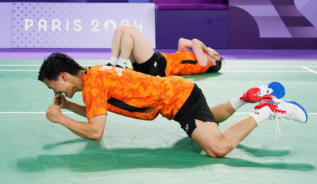バドミントン混合ダブルス3位決定戦、勝利の瞬間喜びを爆発させる渡辺（手前）、東野組（撮影・垰建太）