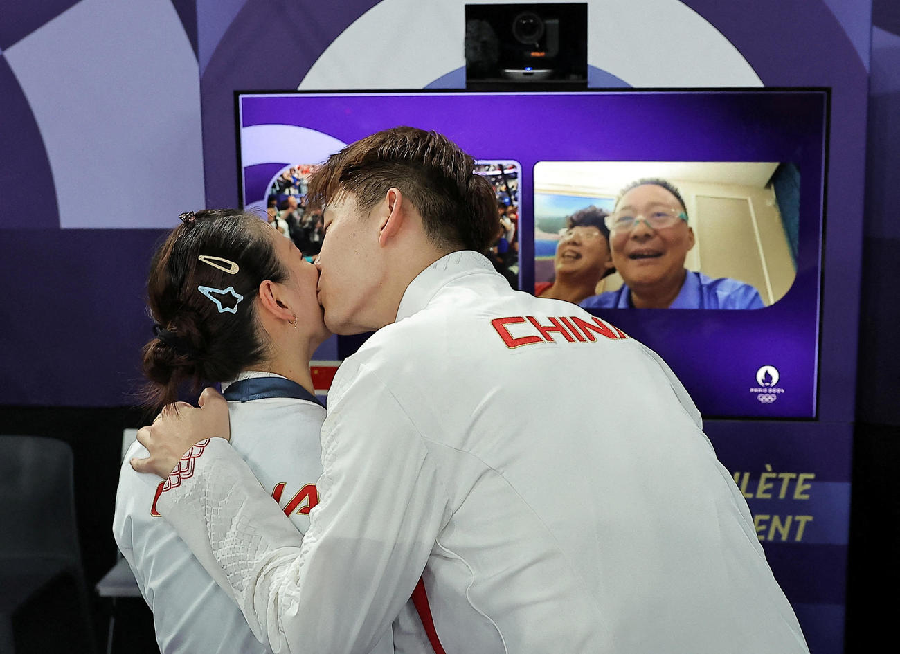 バドミントン混合ダブルスの表彰式後に優勝した中国の黄雅瓊（左）はペアを組む劉雨辰から公開プロポーズを受けた（ロイター）