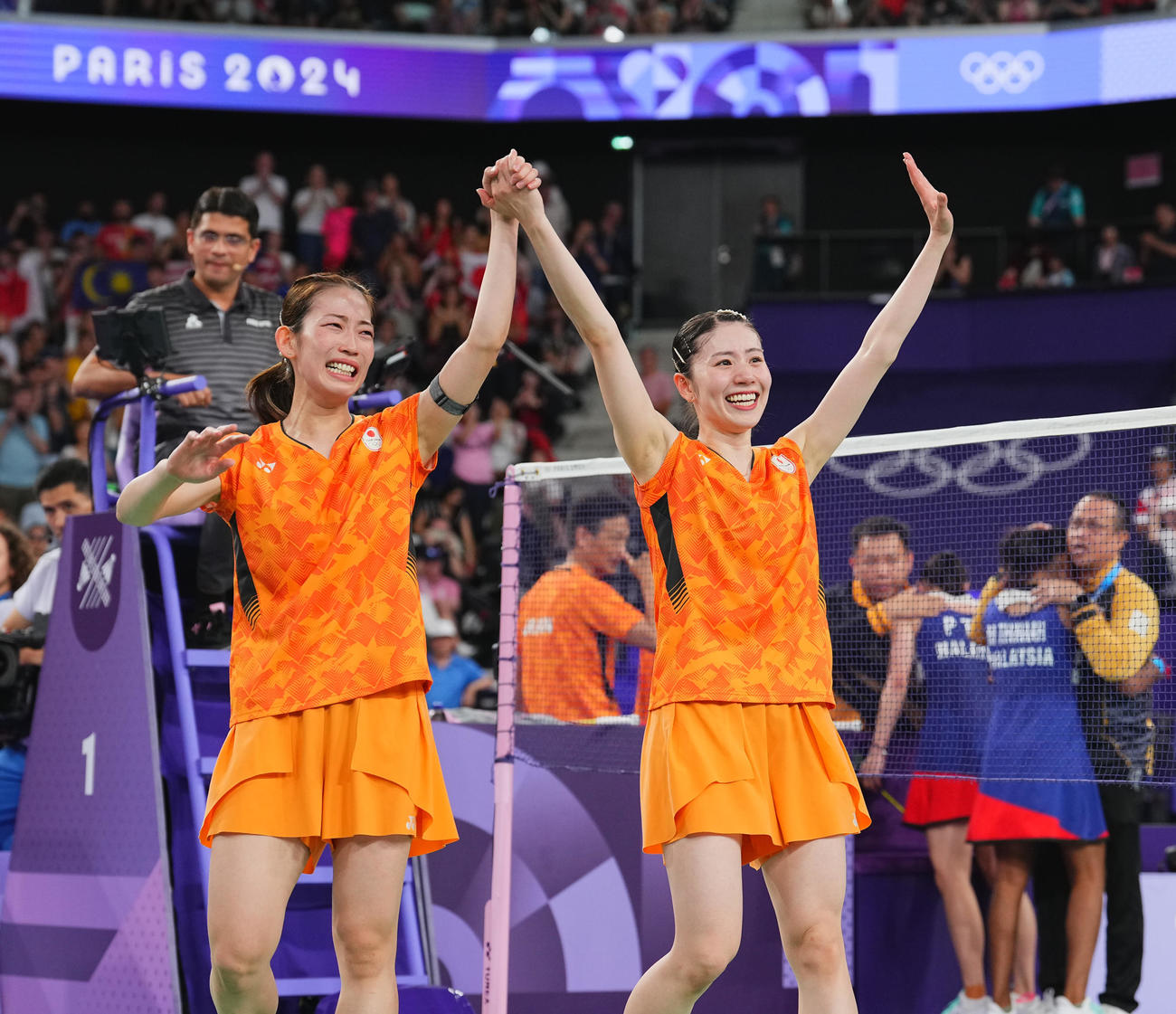 バドミントン女子ダブルス3位決定戦、銅メダルを決め満面の笑顔でスタンドに手を振る志田（右）、松山組（撮影・垰建太）