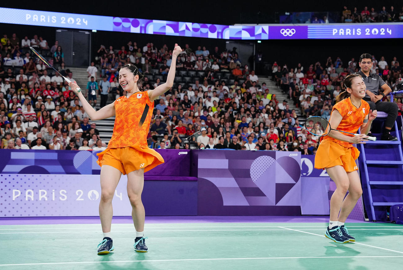 バドミントン女子ダブルス3位決定戦、銅メダルを決め歓喜の志田（左）、松山組（撮影・垰建太）