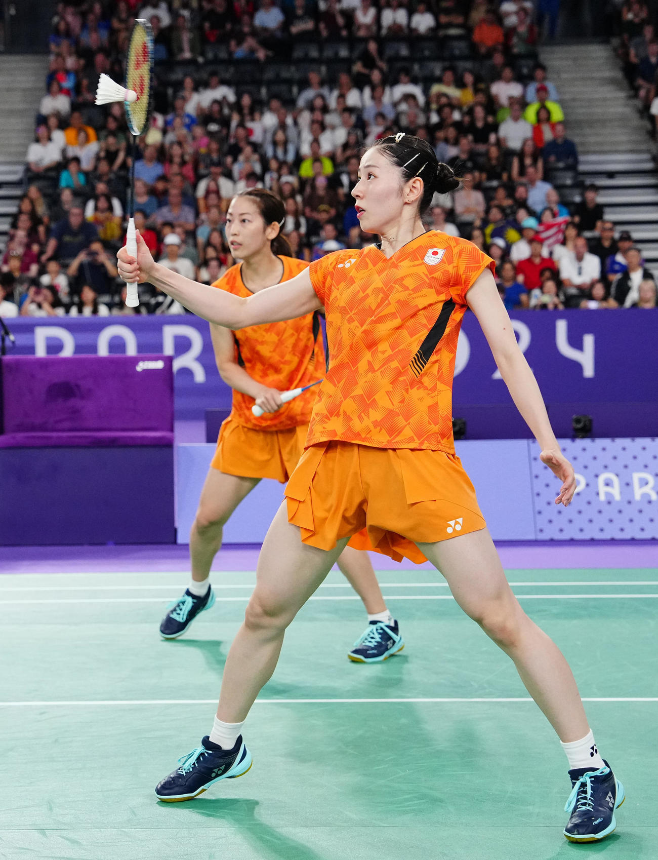 バドミントン女子ダブルス3位決定戦、プレーする志田千陽（手前）、松山奈未組（撮影・垰建太）