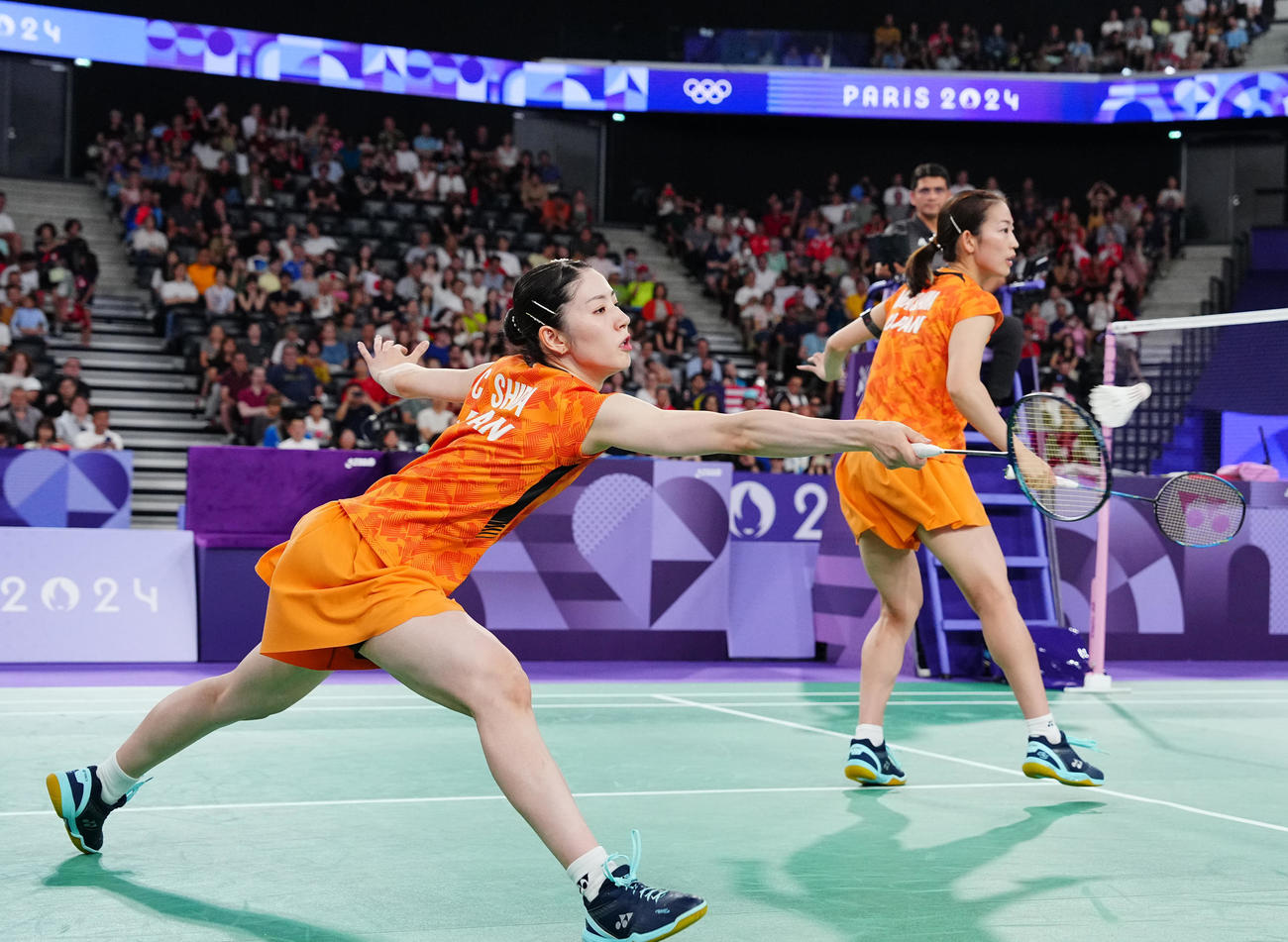 バドミントン女子ダブルス3位決定戦、プレーする志田（左）、松山組（撮影・垰建太）