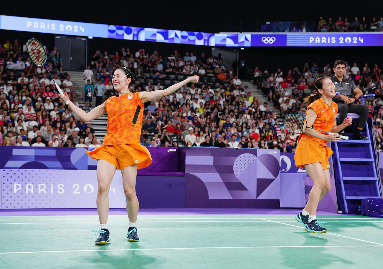 バドミントン女子ダブルス3位決定戦、銅メダルを決め歓喜の志田（左）、松山組（撮影・垰建太）