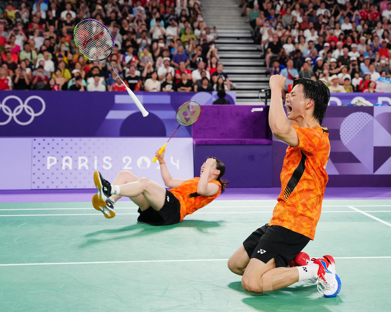 バドミントン混合ダブルス3位決定戦、勝利の瞬間喜びを爆発させる渡辺（右）、東野組（2024年8月2日撮影）