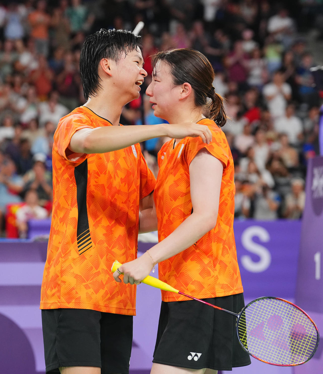 バドミントン混合ダブルス3位決定戦、銅メダルを決め抱き合う渡辺（左）、東野組（2024年8月2日撮影）