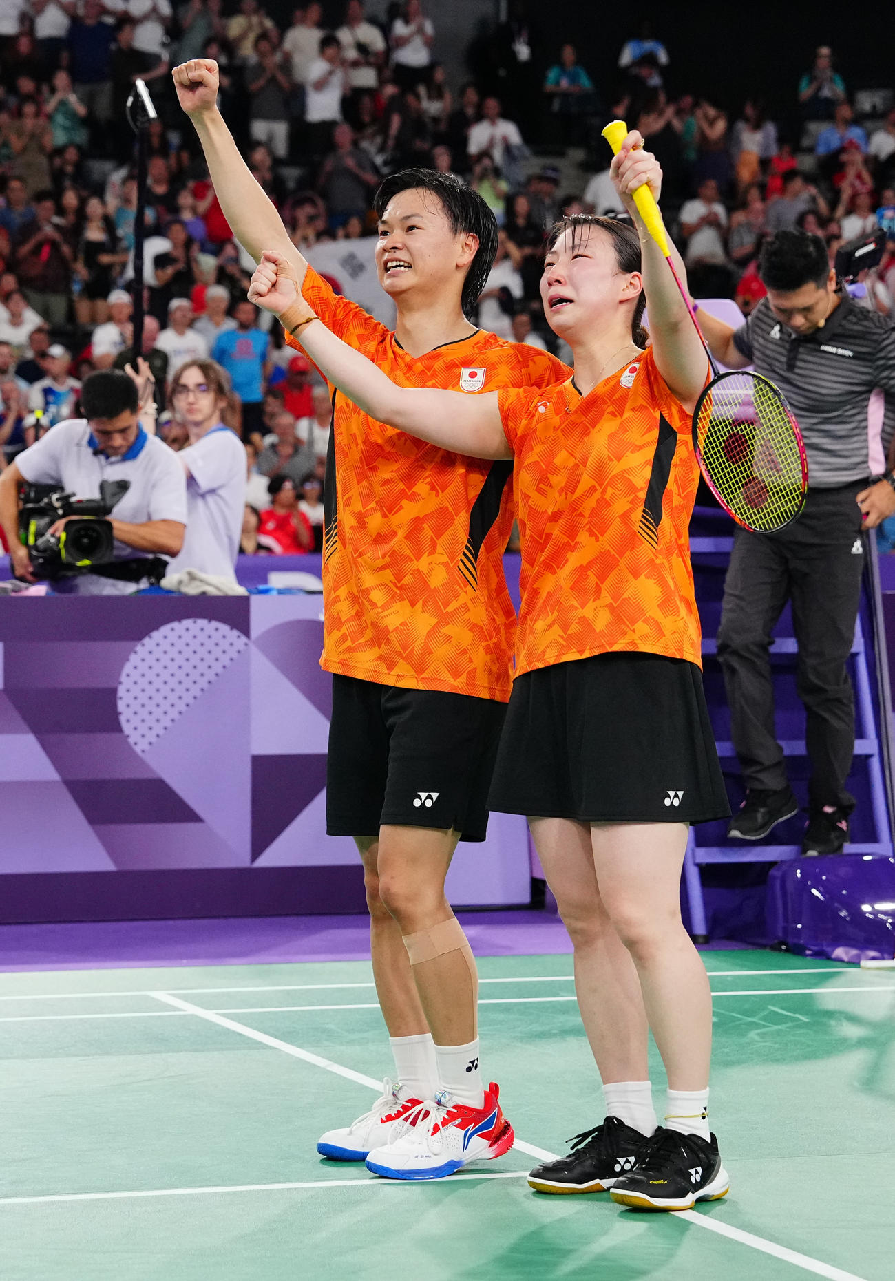 バドミントン混合ダブルス3位決定戦、銅メダルを決め喜びを爆発させる渡辺（左）、東野組（2024年8月2日撮影）