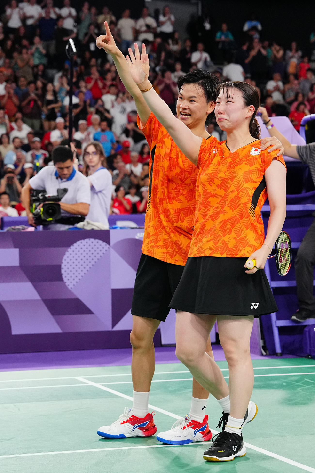 バドミントン混合ダブルス3位決定戦、銅メダルを決め喜びを爆発させる渡辺（左）、東野組（2024年8月2日撮影）