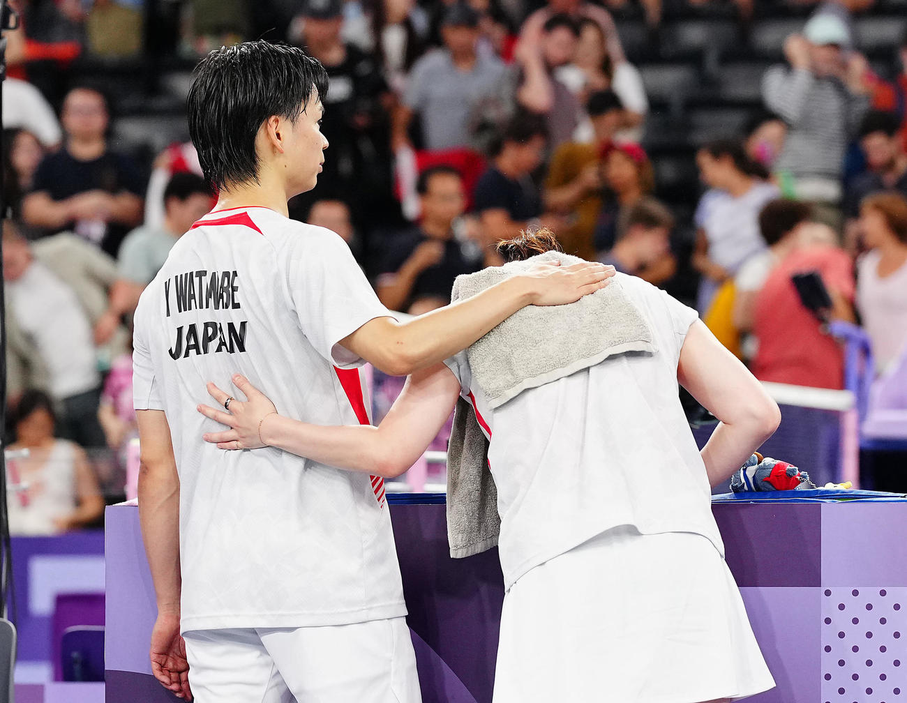 バドミントン複合ダブルス準決勝、試合に敗れ互いに背中に手を置き健闘をたたえ合う渡辺（左）、東野組（24年8月1日撮影）